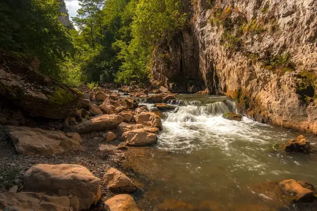 Kanjon reke Jerme sa visokim liticama