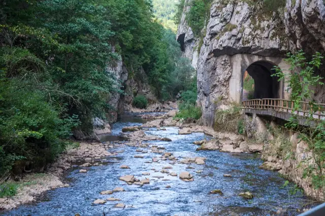 Kanjon reke Jerme sa visokim liticama
